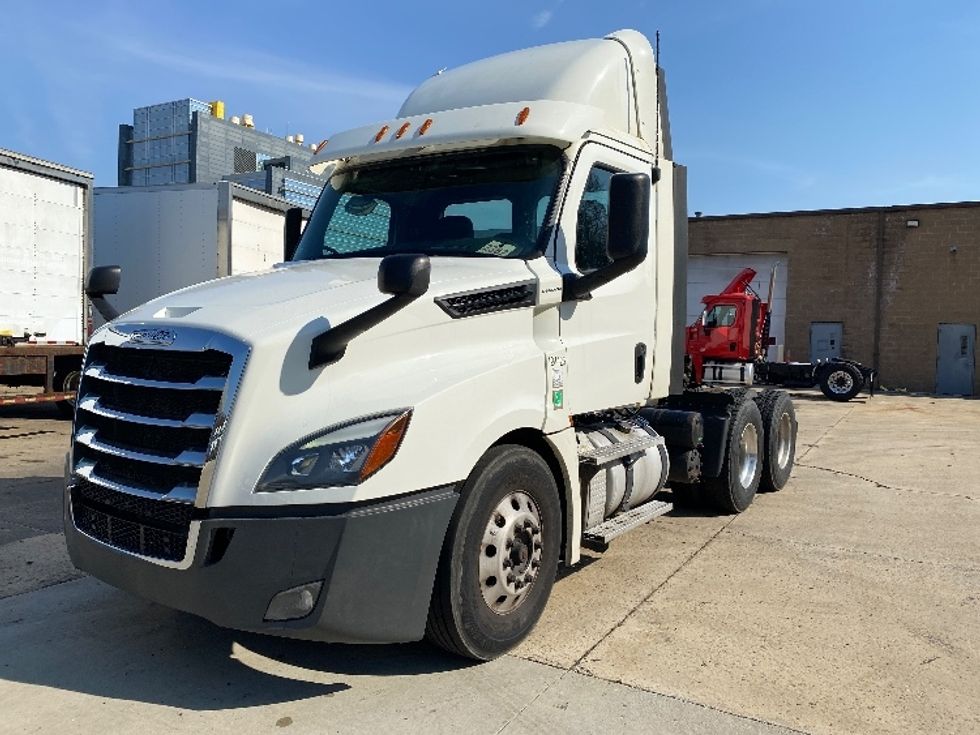 2018 Freightliner Cascadia 126" Day cab photo 3