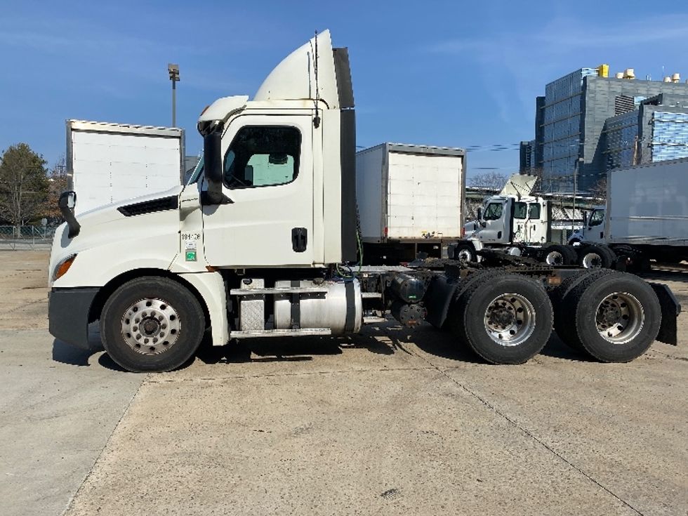 2018 Freightliner Cascadia 126" Day cab photo 4