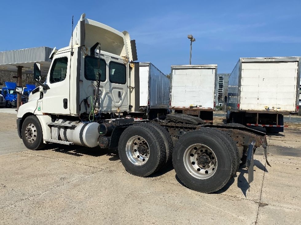 Day Cab Tractor-Heavy Duty Tractors-Freightliner-2018-T12664ST-Fitchburg-MA-365,779\n\t\tmiles-$ 41,500 - Image 5