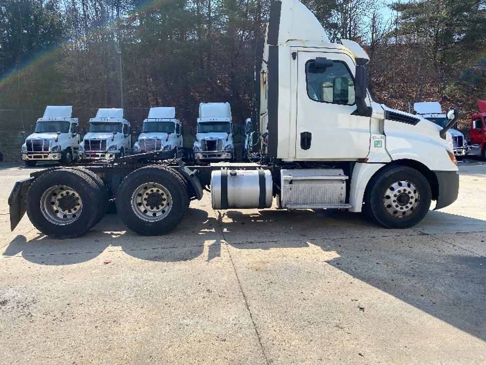 Day Cab Tractor-Heavy Duty Tractors-Freightliner-2018-T12664ST-Fitchburg-MA-365,779\n\t\tmiles-$ 41,500 - Image 8