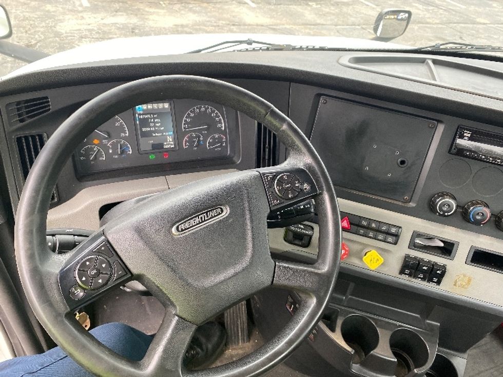 Day Cab Tractor-Heavy Duty Tractors-Freightliner-2018-T12664ST-Fitchburg-MA-373,606\n\t\tmiles-$ 41,000 - Image 10