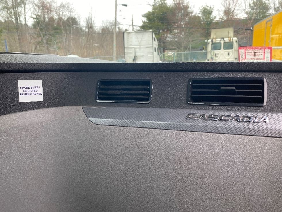 Day Cab Tractor-Heavy Duty Tractors-Freightliner-2018-T12664ST-Fitchburg-MA-373,606\n\t\tmiles-$ 41,000 - Image 12