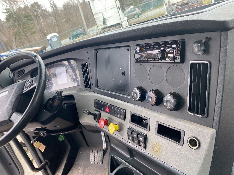Day Cab Tractor-Heavy Duty Tractors-Freightliner-2018-T12664ST-Fitchburg-MA-373,606\n\t\tmiles-$ 41,000 - Image 13