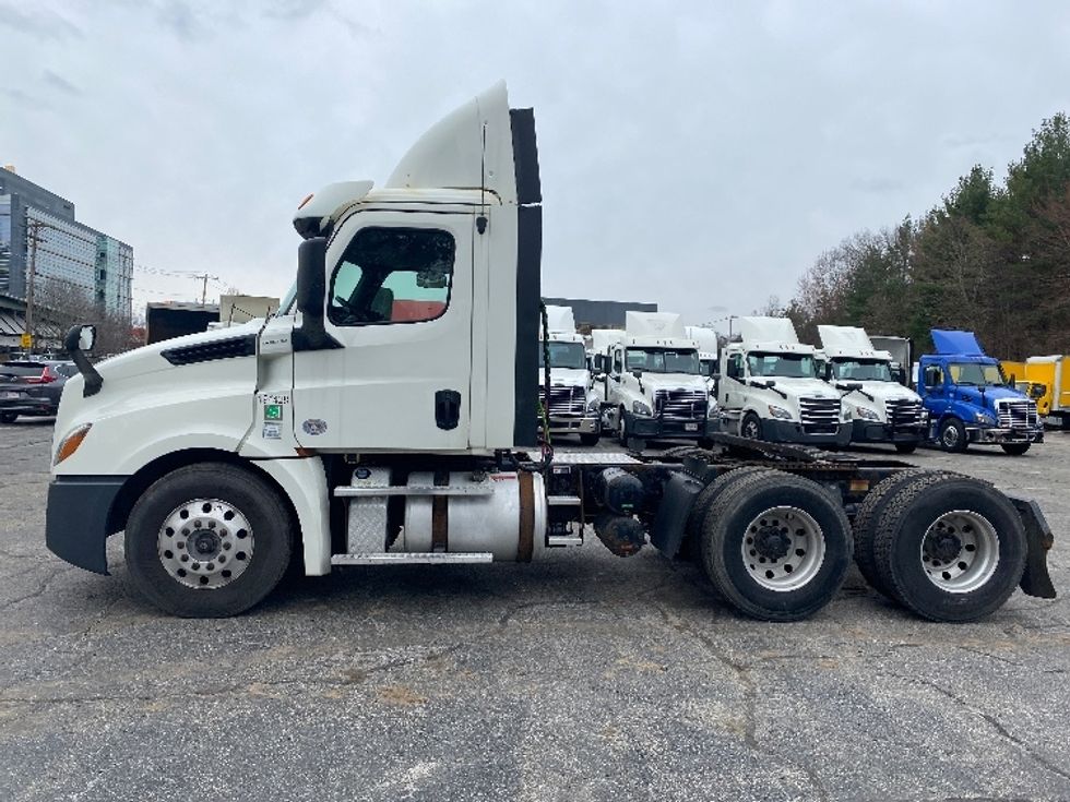 Day Cab Tractor-Heavy Duty Tractors-Freightliner-2018-T12664ST-Fitchburg-MA-373,606\n\t\tmiles-$ 41,000 - Image 4