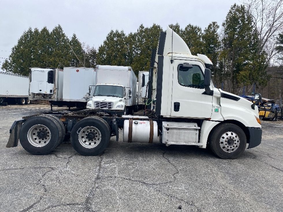 Day Cab Tractor-Heavy Duty Tractors-Freightliner-2018-T12664ST-Fitchburg-MA-373,606\n\t\tmiles-$ 41,000 - Image 7