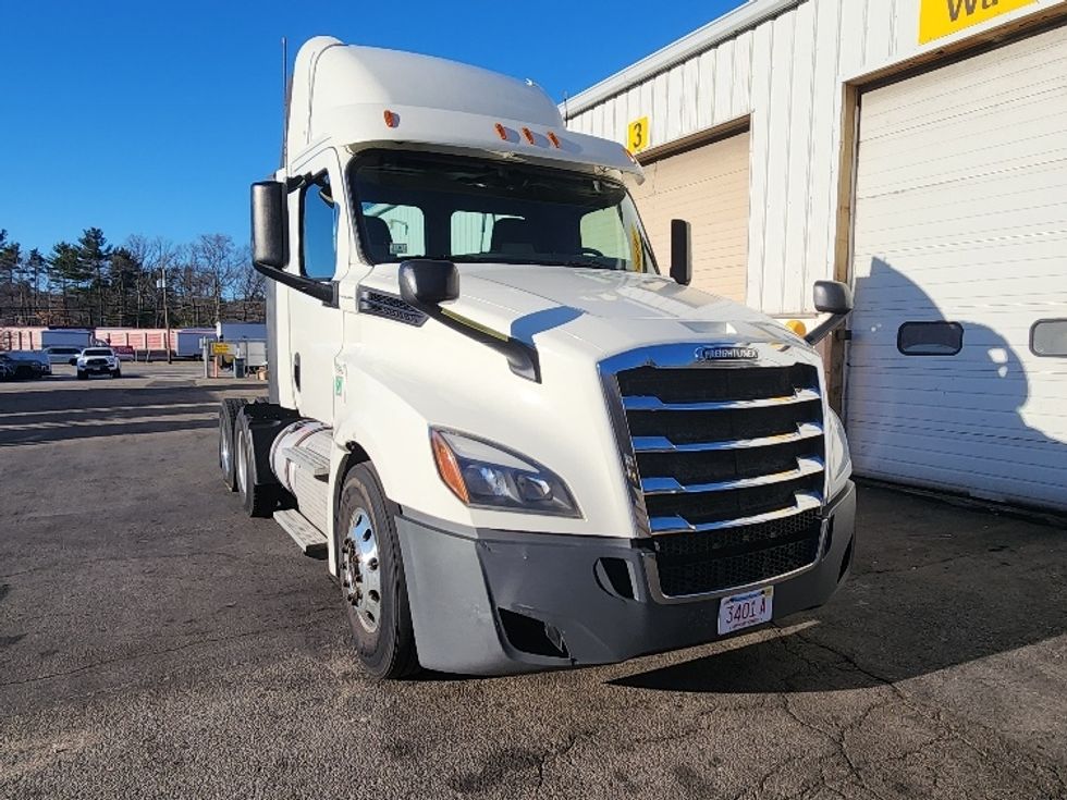Day Cab Tractor-Heavy Duty Tractors-Freightliner-2018-T12664ST-Fitchburg-MA-374,427\n\t\tmiles-$ 41,000 - Image 1