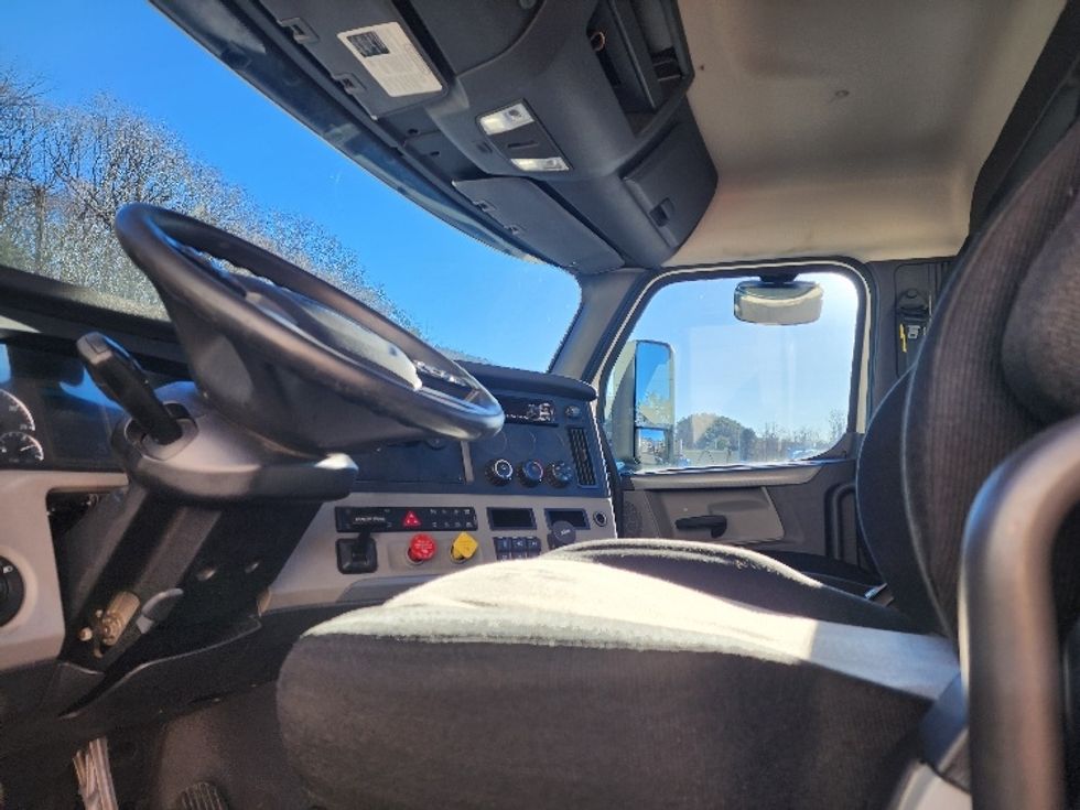 Day Cab Tractor-Heavy Duty Tractors-Freightliner-2018-T12664ST-Fitchburg-MA-374,427\n\t\tmiles-$ 41,000 - Image 10