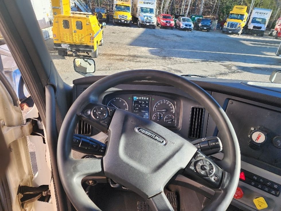 Day Cab Tractor-Heavy Duty Tractors-Freightliner-2018-T12664ST-Fitchburg-MA-374,427\n\t\tmiles-$ 41,000 - Image 11