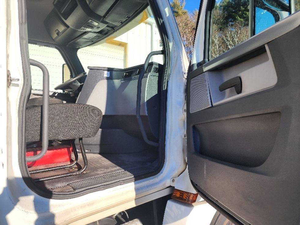 Day Cab Tractor-Heavy Duty Tractors-Freightliner-2018-T12664ST-Fitchburg-MA-374,427\n\t\tmiles-$ 41,000 - Image 12