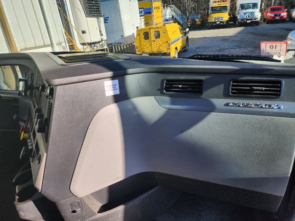 Day Cab Tractor-Heavy Duty Tractors-Freightliner-2018-T12664ST-Fitchburg-MA-374,427\n\t\tmiles-$ 41,000 - Image 13