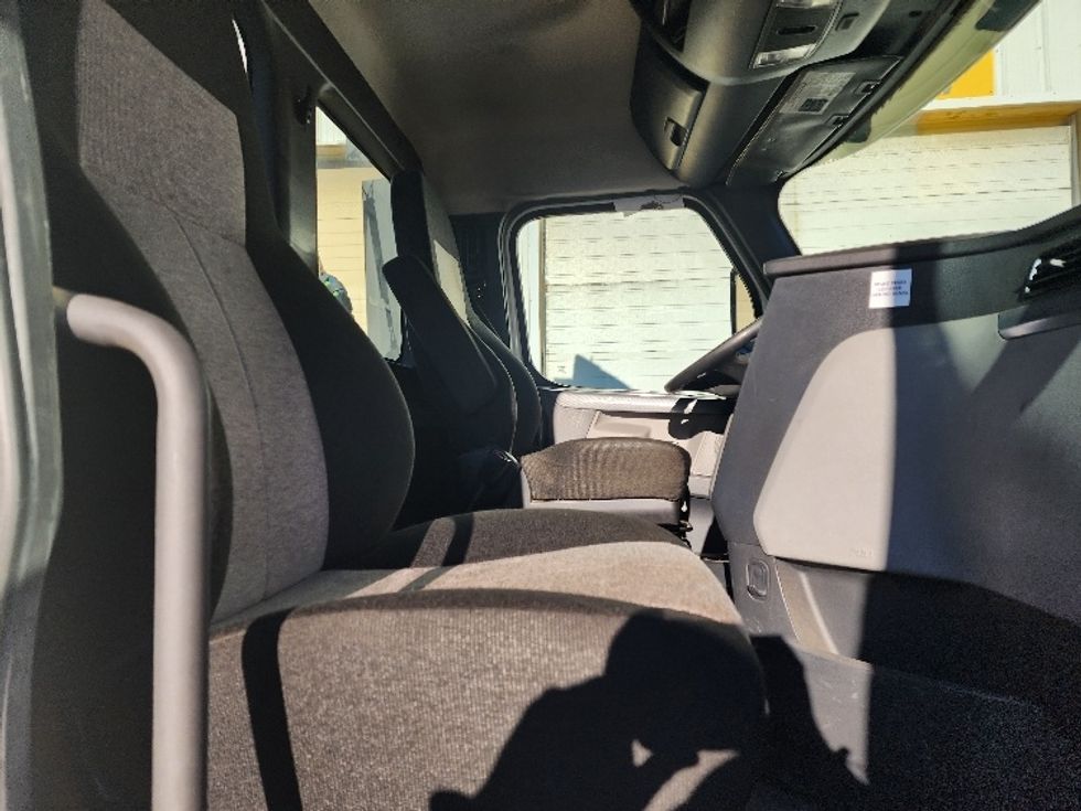 Day Cab Tractor-Heavy Duty Tractors-Freightliner-2018-T12664ST-Fitchburg-MA-374,427\n\t\tmiles-$ 41,000 - Image 14