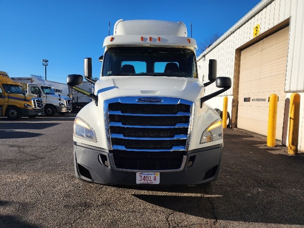 Day Cab Tractor-Heavy Duty Tractors-Freightliner-2018-T12664ST-Fitchburg-MA-374,427\n\t\tmiles-$ 41,000 - Image 2