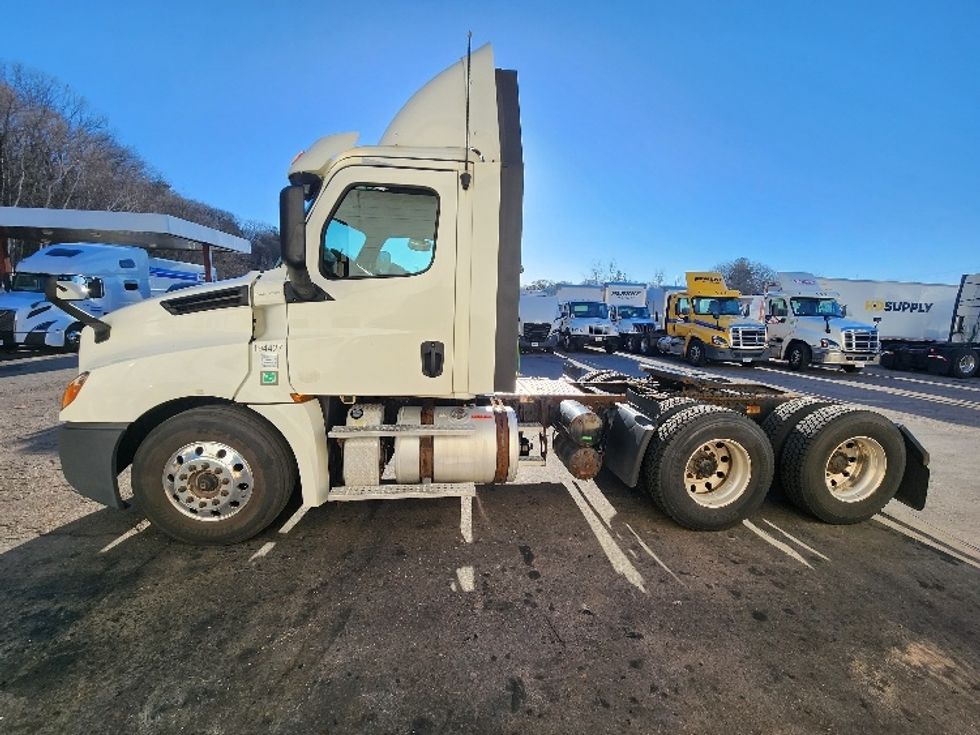 Day Cab Tractor-Heavy Duty Tractors-Freightliner-2018-T12664ST-Fitchburg-MA-374,427\n\t\tmiles-$ 41,000 - Image 4