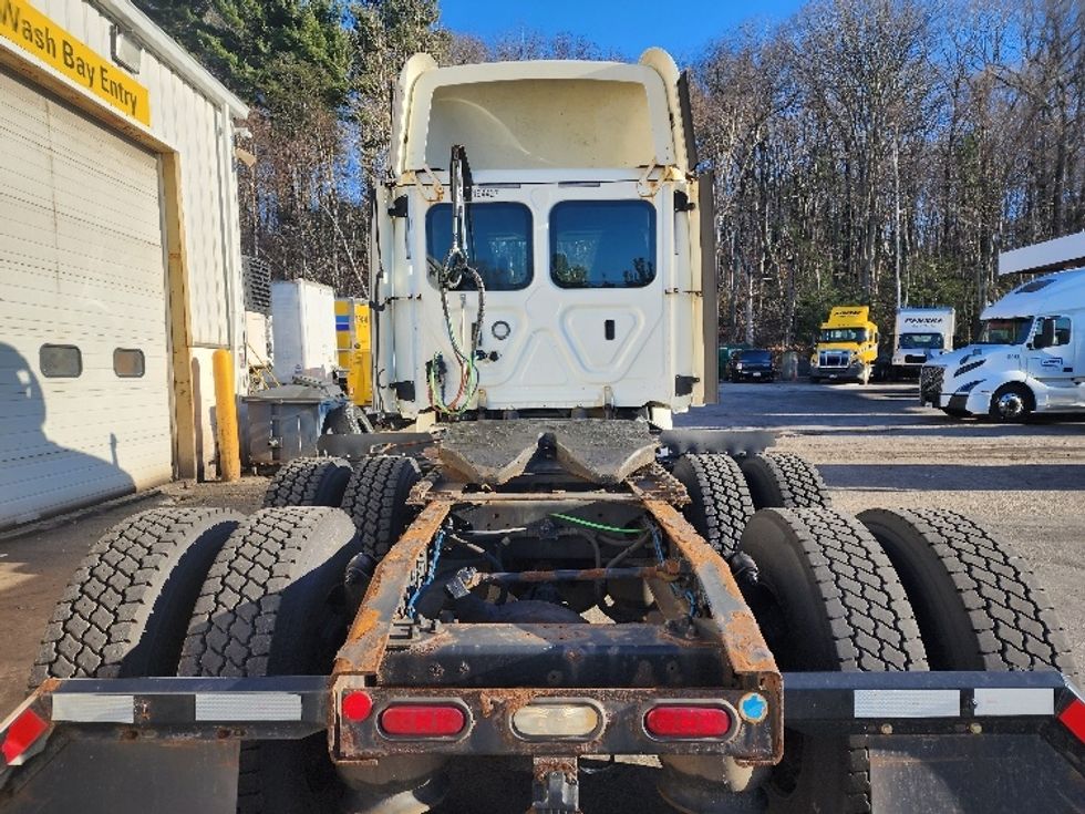 Day Cab Tractor-Heavy Duty Tractors-Freightliner-2018-T12664ST-Fitchburg-MA-374,427\n\t\tmiles-$ 41,000 - Image 6
