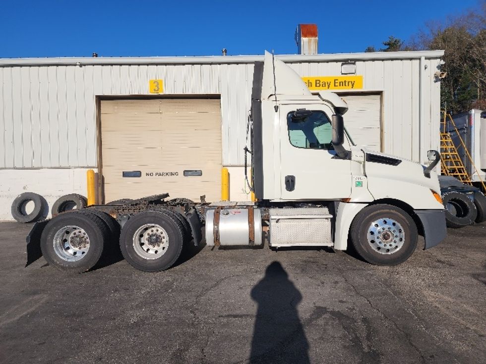 Day Cab Tractor-Heavy Duty Tractors-Freightliner-2018-T12664ST-Fitchburg-MA-374,427\n\t\tmiles-$ 41,000 - Image 8