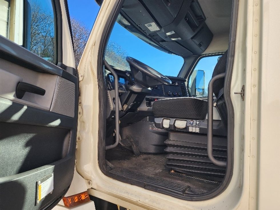 Day Cab Tractor-Heavy Duty Tractors-Freightliner-2018-T12664ST-Fitchburg-MA-374,427\n\t\tmiles-$ 41,000 - Image 9