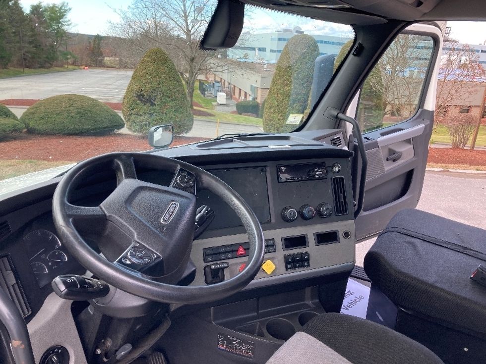 Day Cab Tractor-Heavy Duty Tractors-Freightliner-2018-T12664ST-Fitchburg-MA-431,251\n\t\tmiles-$ 42,500 - Image 10