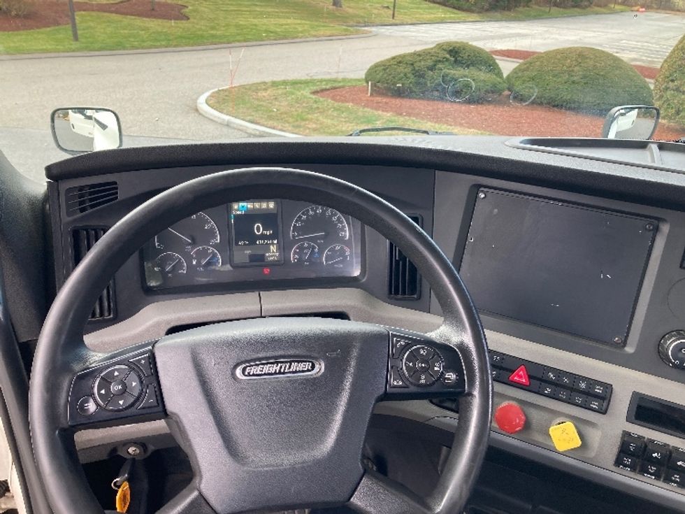 Day Cab Tractor-Heavy Duty Tractors-Freightliner-2018-T12664ST-Fitchburg-MA-431,251\n\t\tmiles-$ 42,500 - Image 11