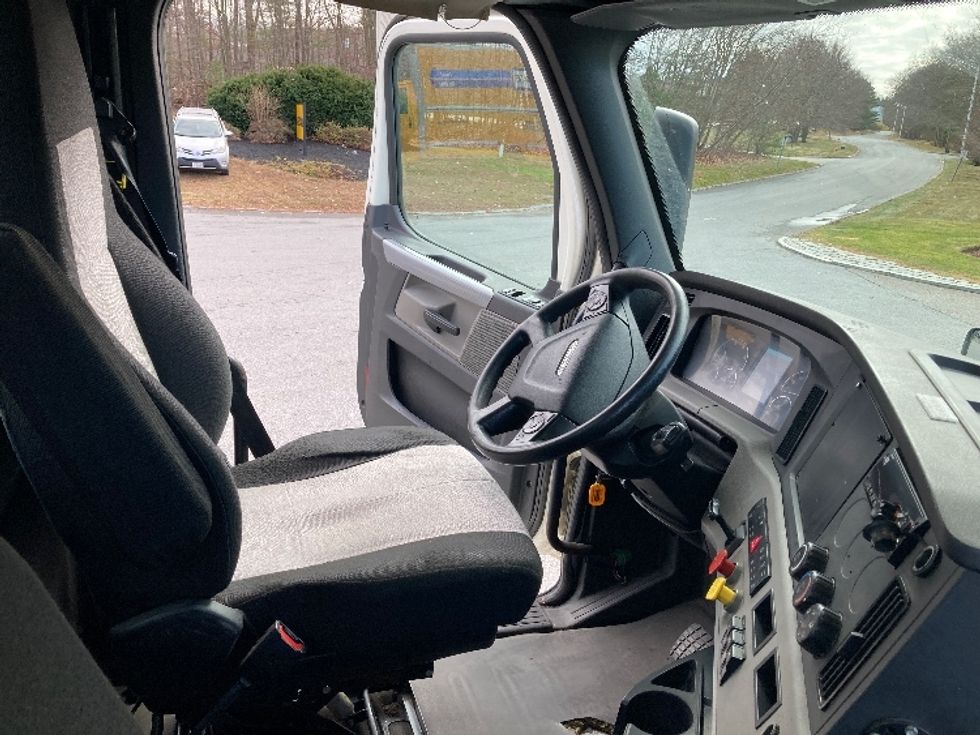 Day Cab Tractor-Heavy Duty Tractors-Freightliner-2018-T12664ST-Fitchburg-MA-431,251\n\t\tmiles-$ 42,500 - Image 14