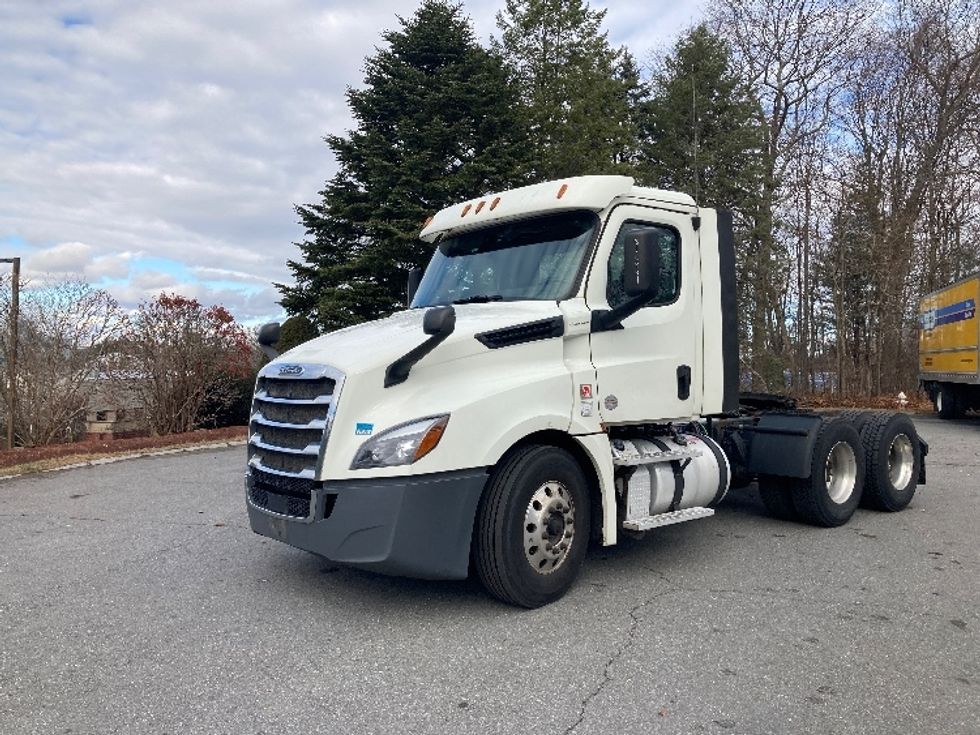 Day Cab Tractor-Heavy Duty Tractors-Freightliner-2018-T12664ST-Fitchburg-MA-431,251\n\t\tmiles-$ 42,500 - Image 3