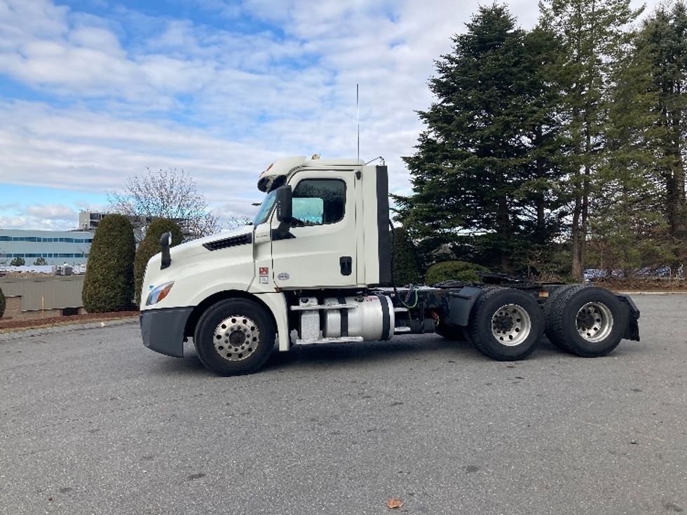 Day Cab Tractor-Heavy Duty Tractors-Freightliner-2018-T12664ST-Fitchburg-MA-431,251\n\t\tmiles-$ 42,500 - Image 4