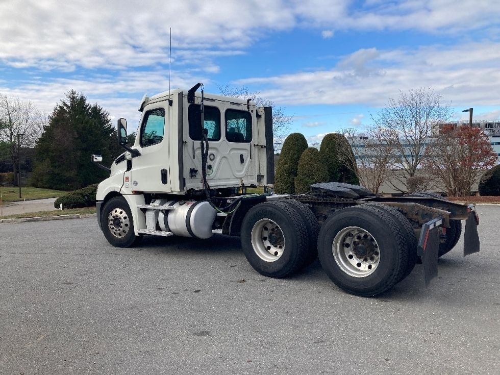 Day Cab Tractor-Heavy Duty Tractors-Freightliner-2018-T12664ST-Fitchburg-MA-431,251\n\t\tmiles-$ 42,500 - Image 5