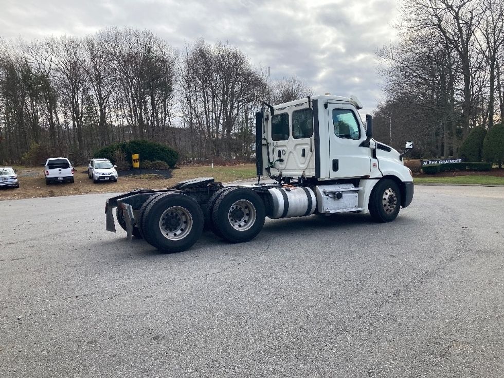 Day Cab Tractor-Heavy Duty Tractors-Freightliner-2018-T12664ST-Fitchburg-MA-431,251\n\t\tmiles-$ 42,500 - Image 7