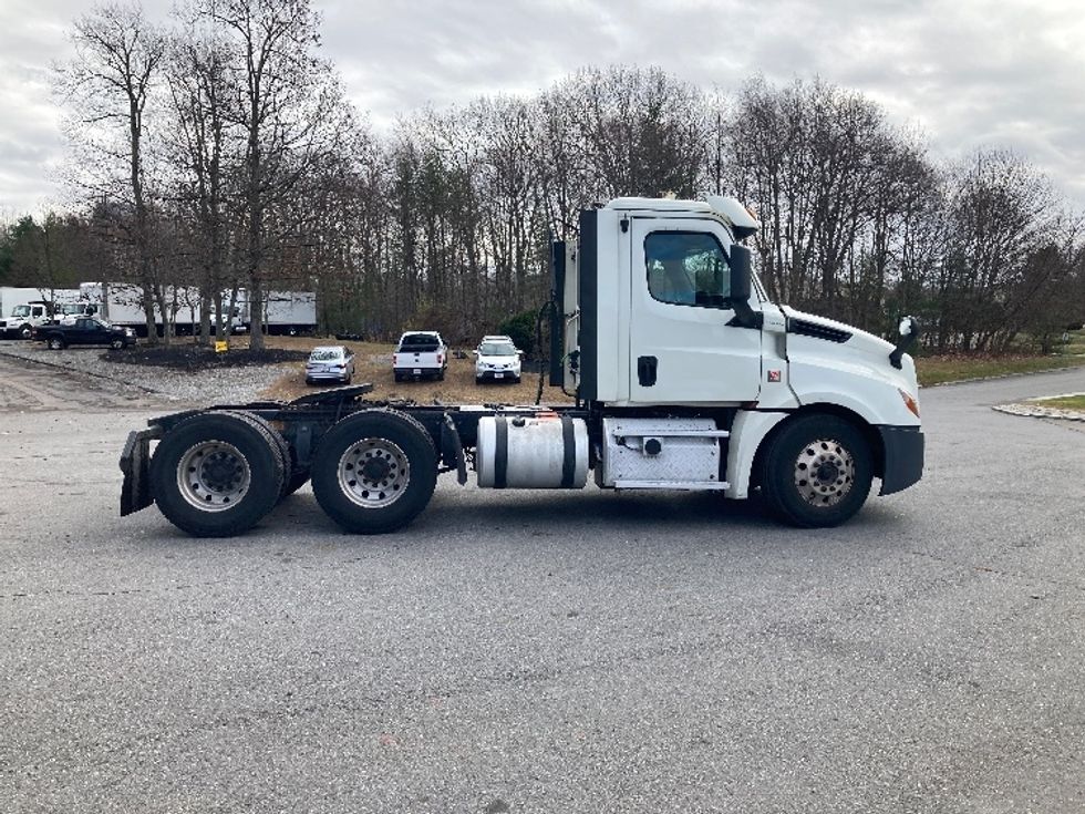 Day Cab Tractor-Heavy Duty Tractors-Freightliner-2018-T12664ST-Fitchburg-MA-431,251\n\t\tmiles-$ 42,500 - Image 8