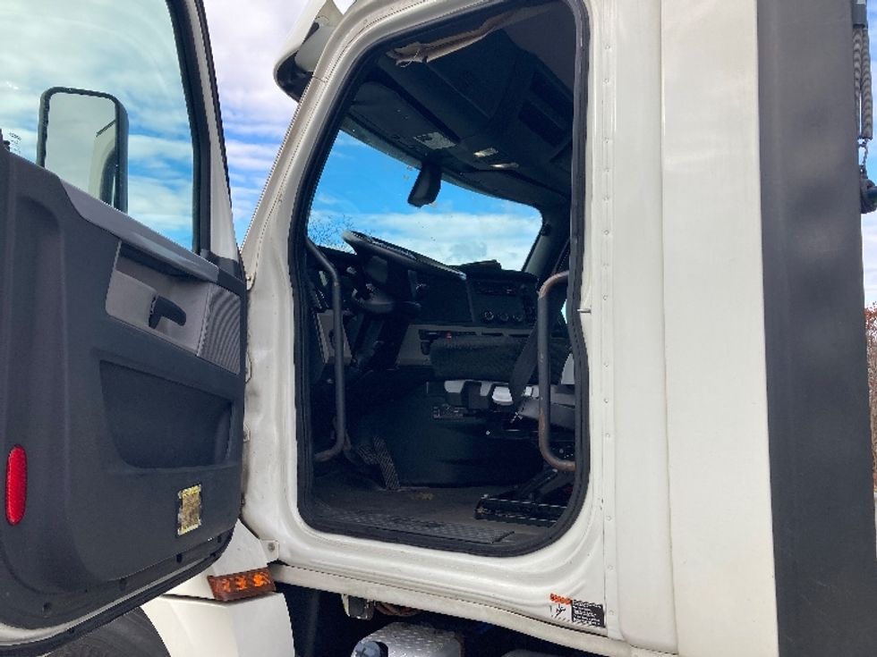 Day Cab Tractor-Heavy Duty Tractors-Freightliner-2018-T12664ST-Fitchburg-MA-431,251\n\t\tmiles-$ 42,500 - Image 9