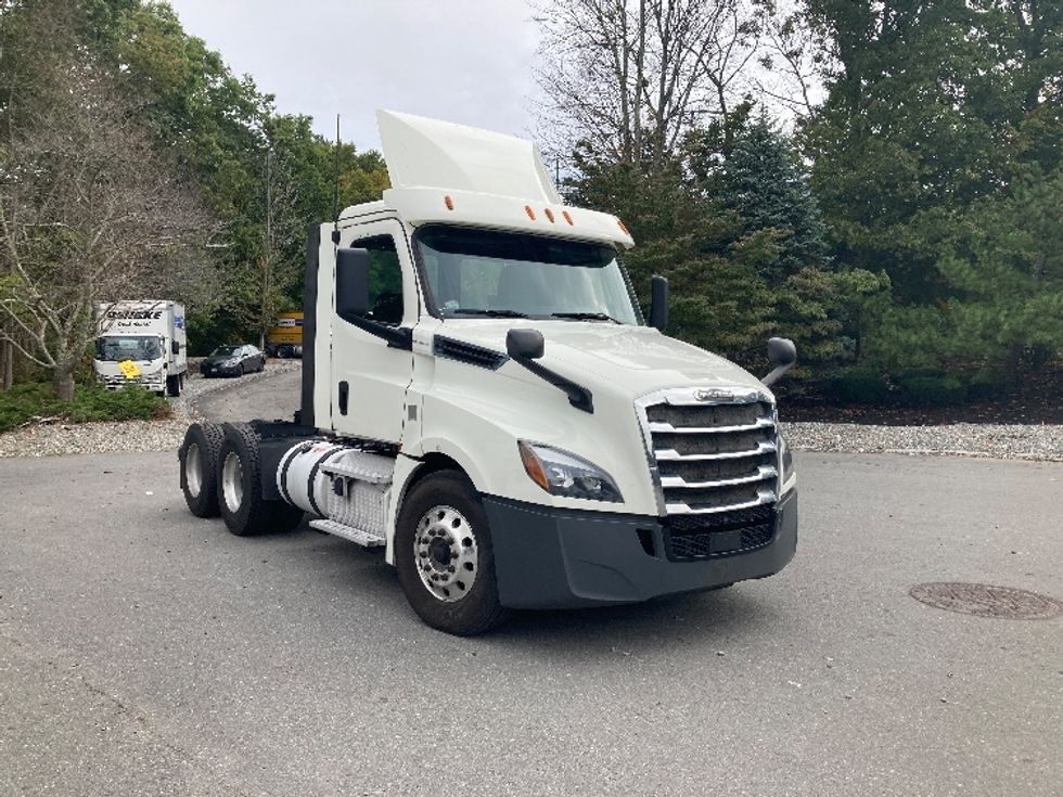 Day Cab Tractor-Heavy Duty Tractors-Freightliner-2018-T12664ST-Fitchburg-MA-512,021\n\t\tmiles-$ 38,750 - Image 1
