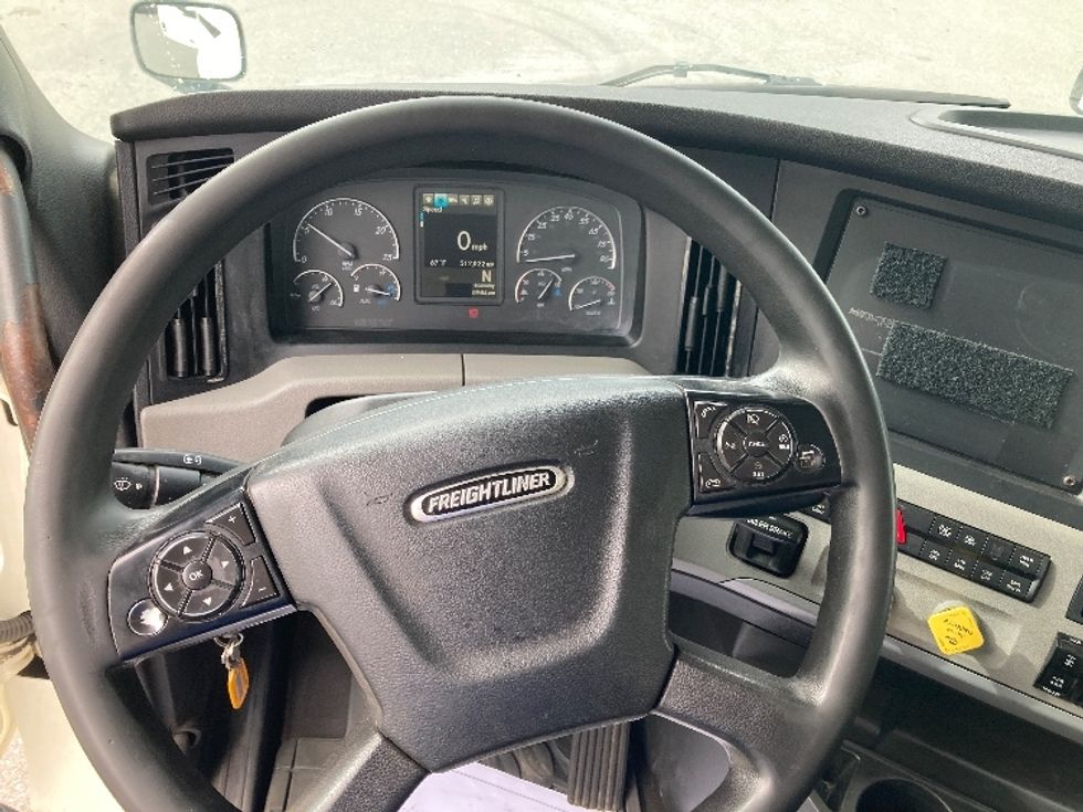 Day Cab Tractor-Heavy Duty Tractors-Freightliner-2018-T12664ST-Fitchburg-MA-512,021\n\t\tmiles-$ 38,750 - Image 11