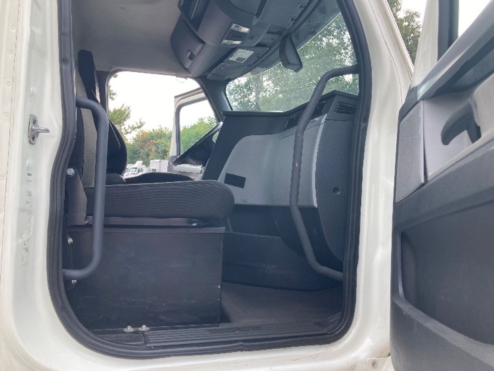 Day Cab Tractor-Heavy Duty Tractors-Freightliner-2018-T12664ST-Fitchburg-MA-512,021\n\t\tmiles-$ 38,750 - Image 12