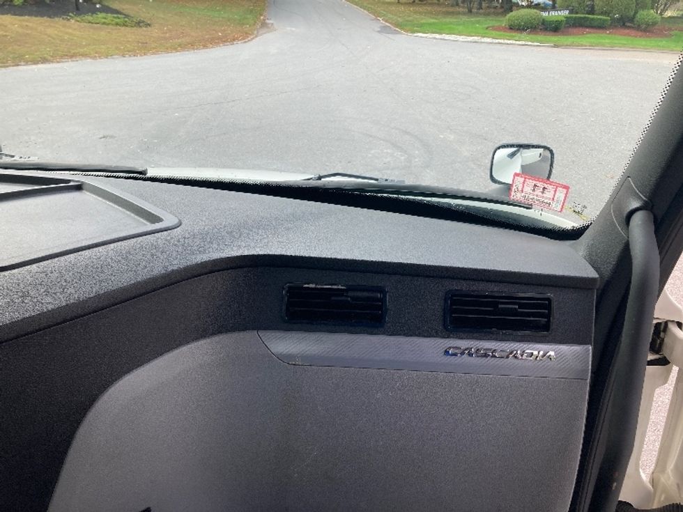 Day Cab Tractor-Heavy Duty Tractors-Freightliner-2018-T12664ST-Fitchburg-MA-512,021\n\t\tmiles-$ 38,750 - Image 13