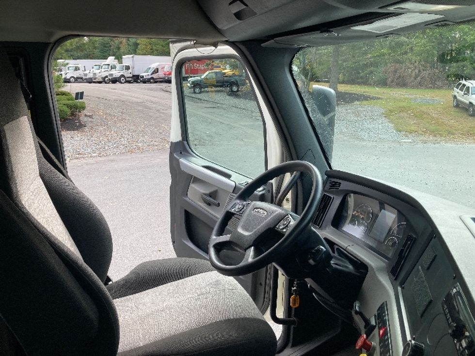 Day Cab Tractor-Heavy Duty Tractors-Freightliner-2018-T12664ST-Fitchburg-MA-512,021\n\t\tmiles-$ 38,750 - Image 14