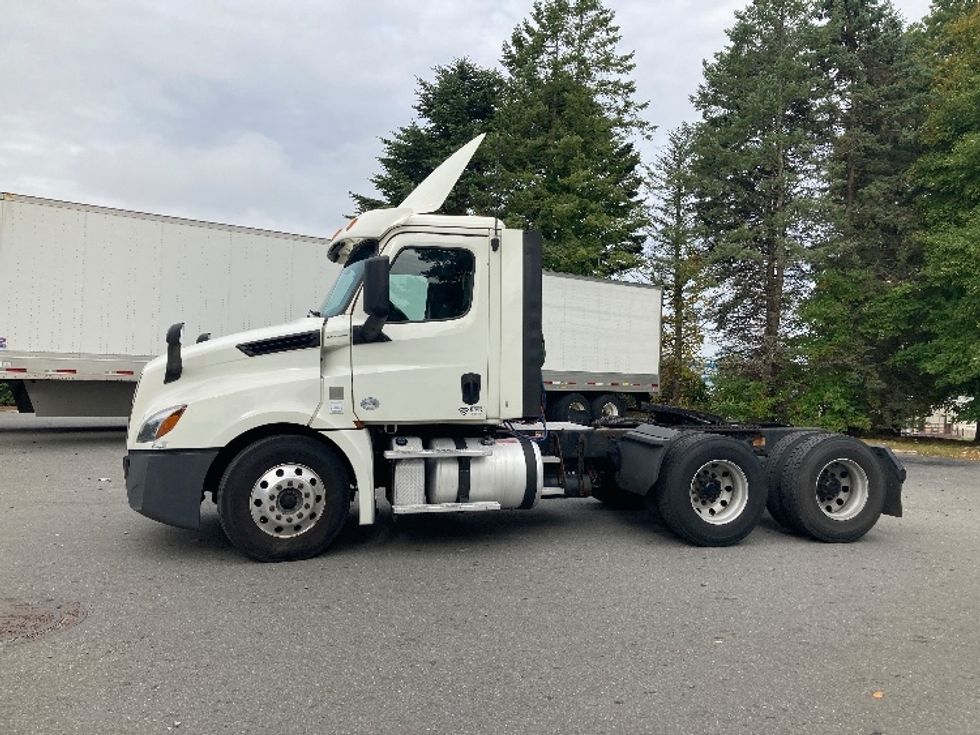 Day Cab Tractor-Heavy Duty Tractors-Freightliner-2018-T12664ST-Fitchburg-MA-512,021\n\t\tmiles-$ 38,750 - Image 4