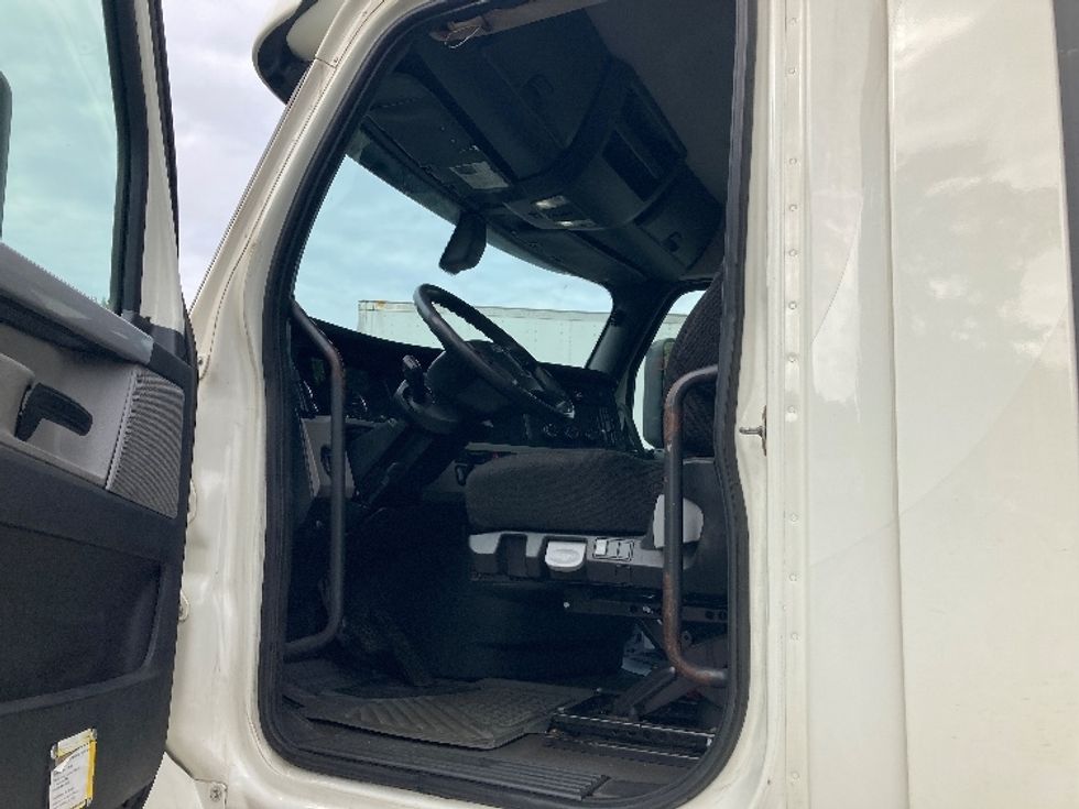 Day Cab Tractor-Heavy Duty Tractors-Freightliner-2018-T12664ST-Fitchburg-MA-512,021\n\t\tmiles-$ 38,750 - Image 9
