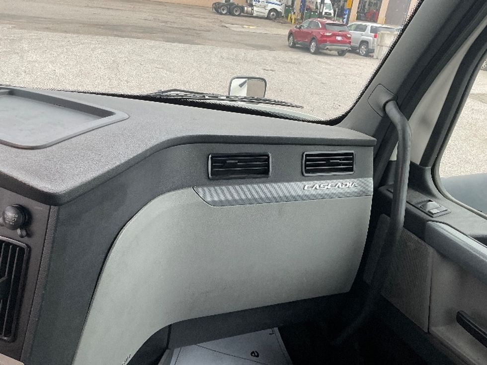 Day Cab Tractor-Heavy Duty Tractors-Freightliner-2018-T12664ST-Flint-MI-287,345\n\t\tmiles-$ 51,500 - Image 13