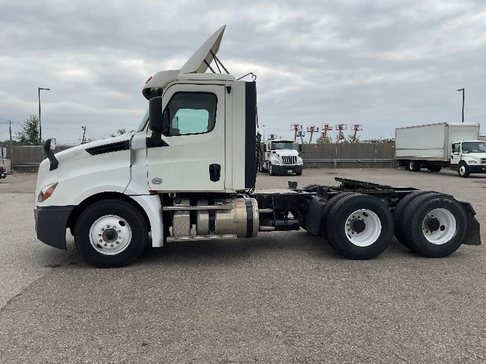 Day Cab Tractor-Heavy Duty Tractors-Freightliner-2018-T12664ST-Flint-MI-287,345\n\t\tmiles-$ 51,500 - Image 4