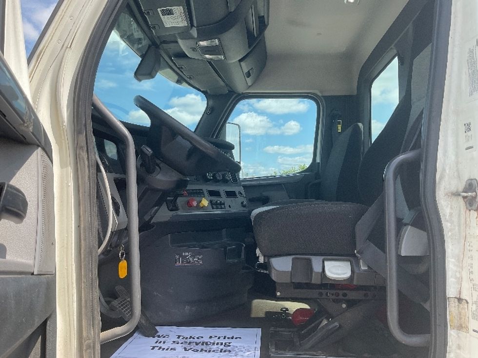 Day Cab Tractor-Heavy Duty Tractors-Freightliner-2018-T12664ST-Flint-MI-296,969\n\t\tmiles-$ 51,000 - Image 9