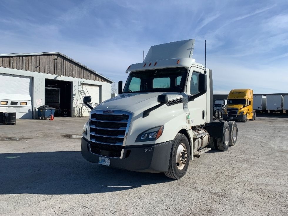 Day Cab Tractor-Heavy Duty Tractors-Freightliner-2018-T12664ST-Flint-MI-357,961\n\t\tmiles-$ 43,250 - Image 1
