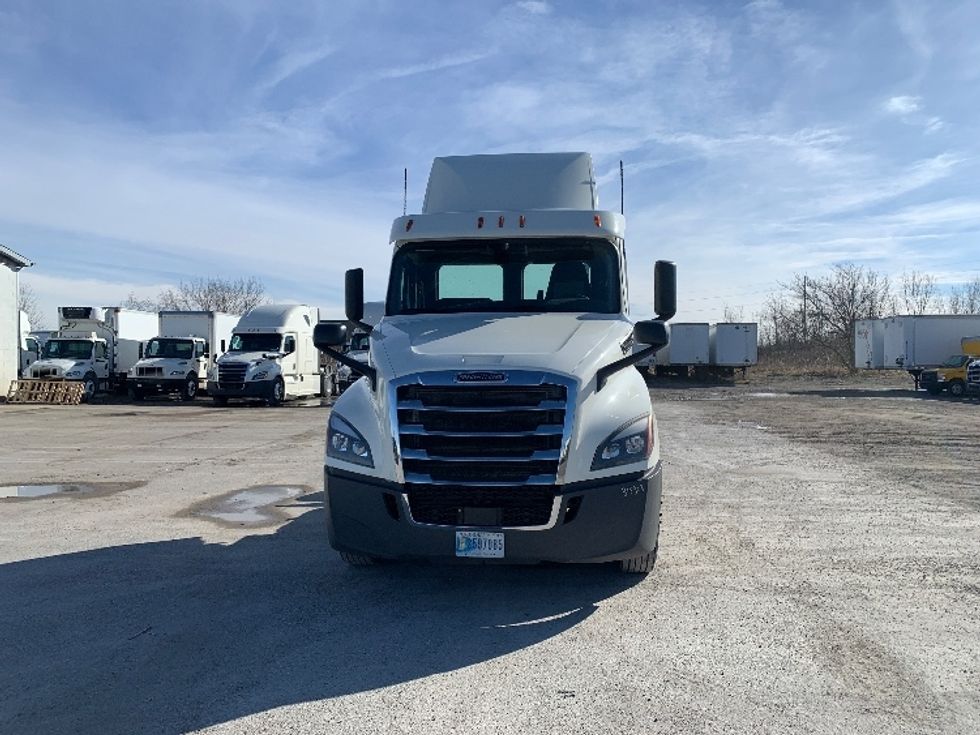 Day Cab Tractor-Heavy Duty Tractors-Freightliner-2018-T12664ST-Flint-MI-357,961\n\t\tmiles-$ 43,250 - Image 2