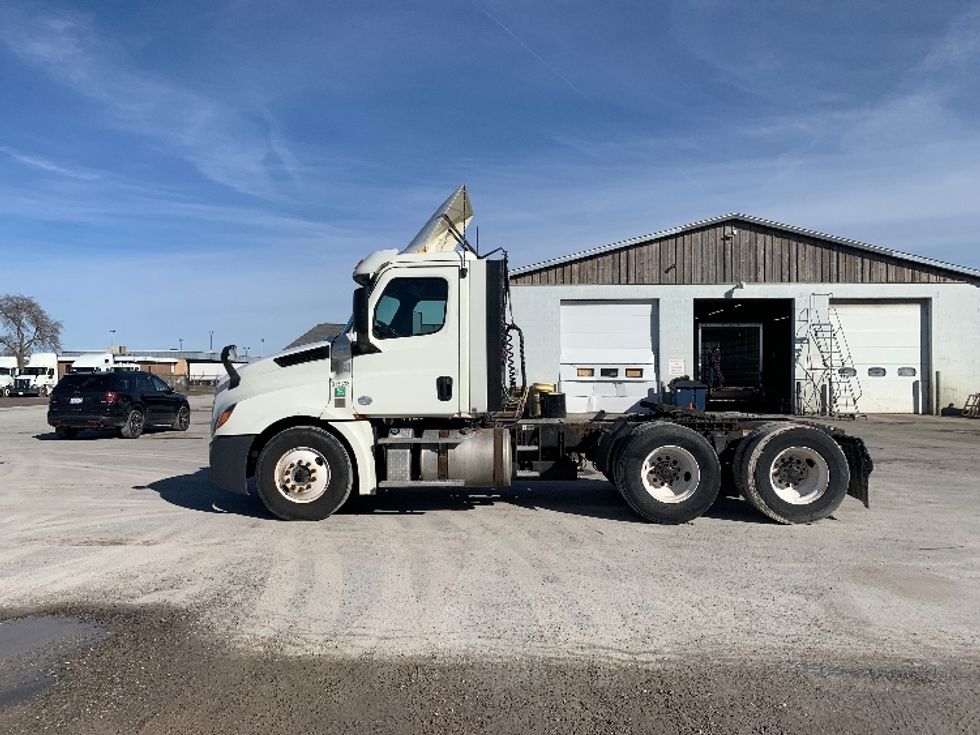 Day Cab Tractor-Heavy Duty Tractors-Freightliner-2018-T12664ST-Flint-MI-357,961\n\t\tmiles-$ 43,250 - Image 4