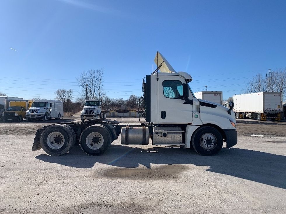 Day Cab Tractor-Heavy Duty Tractors-Freightliner-2018-T12664ST-Flint-MI-357,961\n\t\tmiles-$ 43,250 - Image 8
