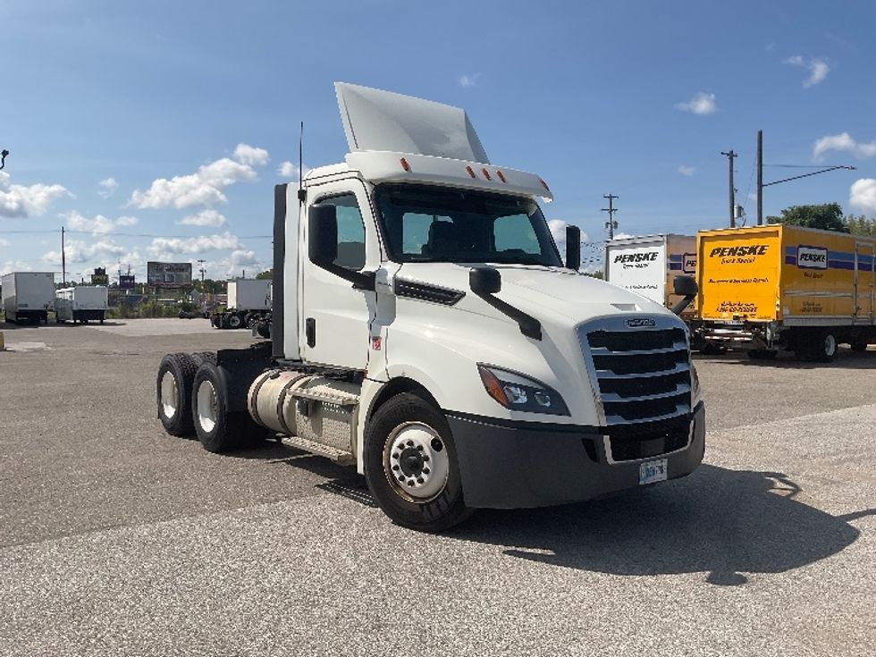 Day Cab Tractor-Heavy Duty Tractors-Freightliner-2018-T12664ST-Flint-MI-382,788\n\t\tmiles-$ 46,500 - Image 1