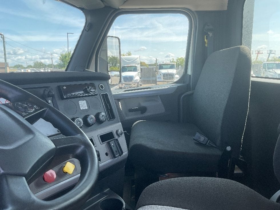 Day Cab Tractor-Heavy Duty Tractors-Freightliner-2018-T12664ST-Flint-MI-382,788\n\t\tmiles-$ 46,500 - Image 10