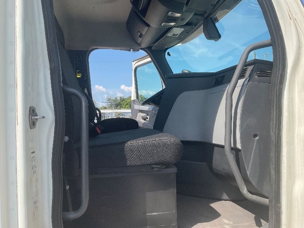 Day Cab Tractor-Heavy Duty Tractors-Freightliner-2018-T12664ST-Flint-MI-382,788\n\t\tmiles-$ 46,500 - Image 12