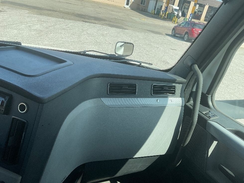 Day Cab Tractor-Heavy Duty Tractors-Freightliner-2018-T12664ST-Flint-MI-382,788\n\t\tmiles-$ 46,500 - Image 13