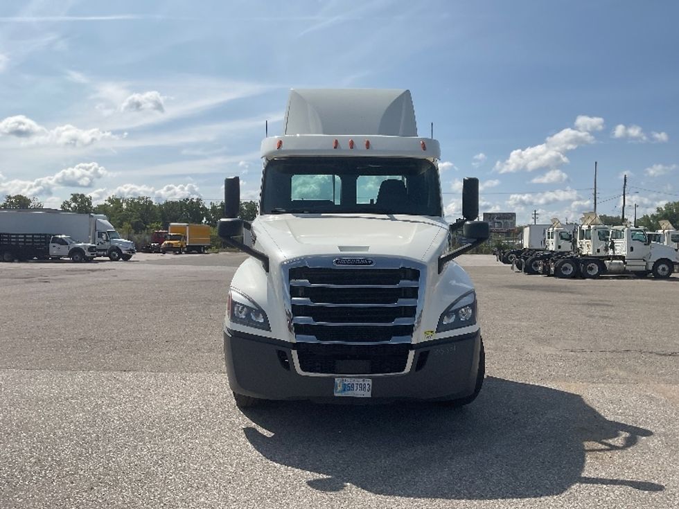 Day Cab Tractor-Heavy Duty Tractors-Freightliner-2018-T12664ST-Flint-MI-382,788\n\t\tmiles-$ 46,500 - Image 2
