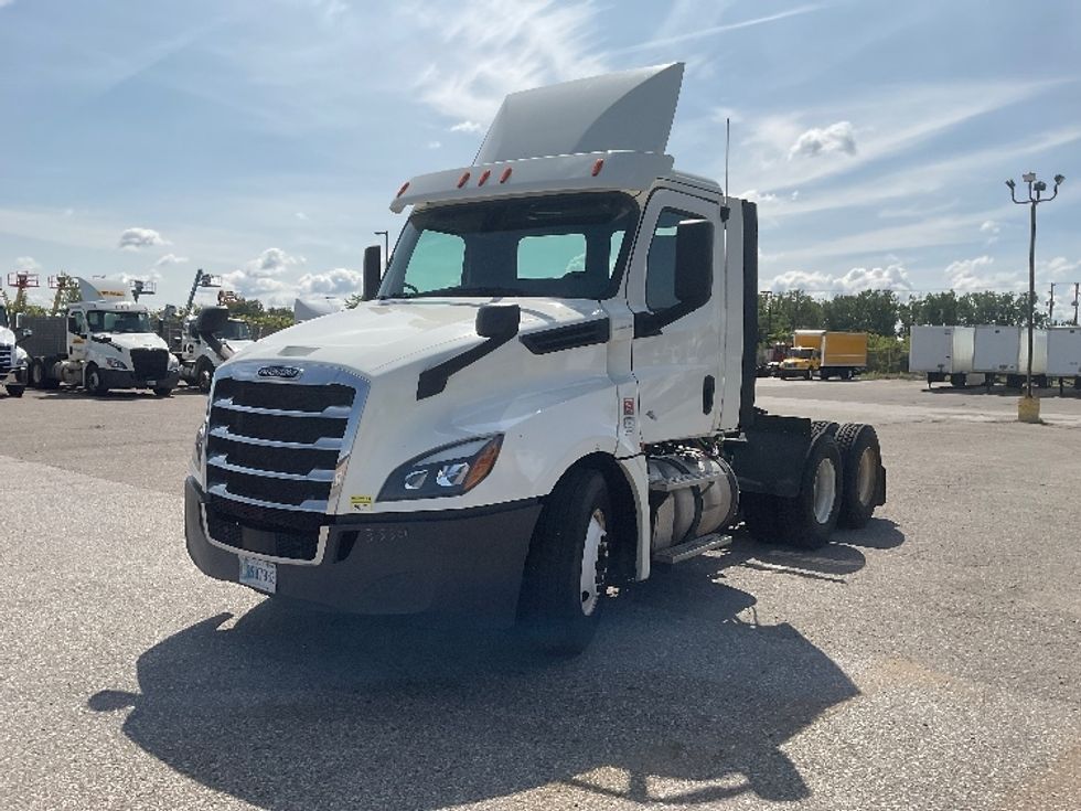 Day Cab Tractor-Heavy Duty Tractors-Freightliner-2018-T12664ST-Flint-MI-382,788\n\t\tmiles-$ 46,500 - Image 3