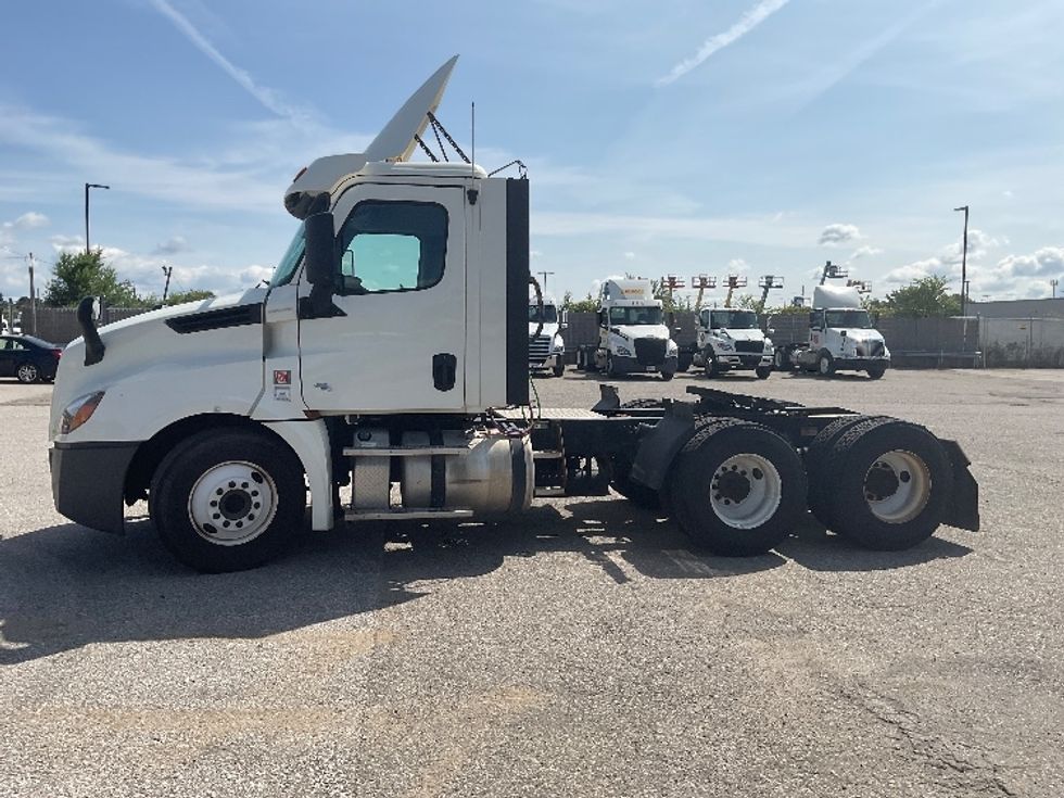 Day Cab Tractor-Heavy Duty Tractors-Freightliner-2018-T12664ST-Flint-MI-382,788\n\t\tmiles-$ 46,500 - Image 4